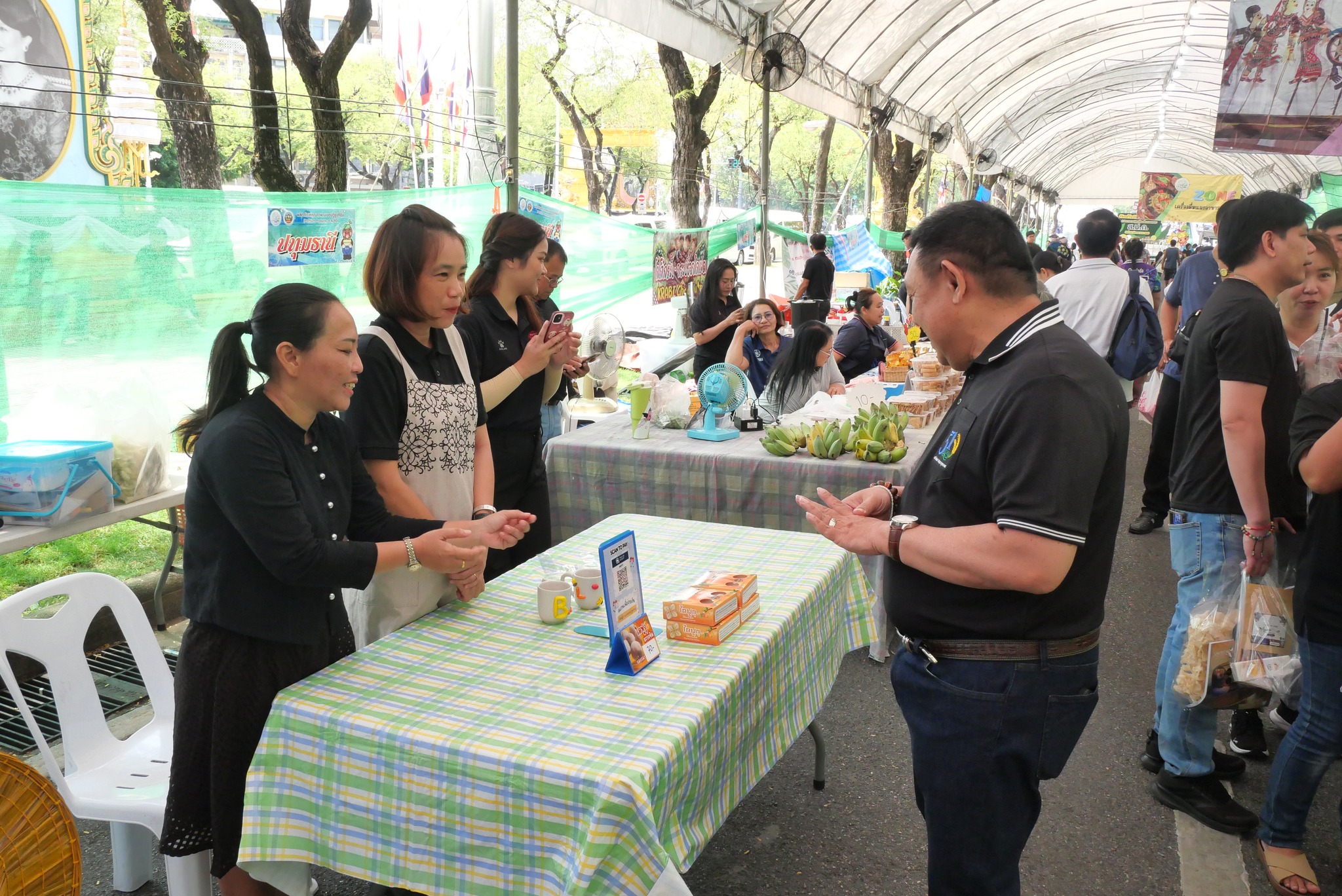 title - เลขาธิการ ส.ป.ก. เยี่ยมทักทายเกษตรกรและซื้อสินค้าในบรรยากาศวันสุดท้ายของการออกร้านขายสินค้า จากเขตปฏิรูปที่ดิน ส่งท้ายงานครบรอบ 51 ปี ส.ป.ก.